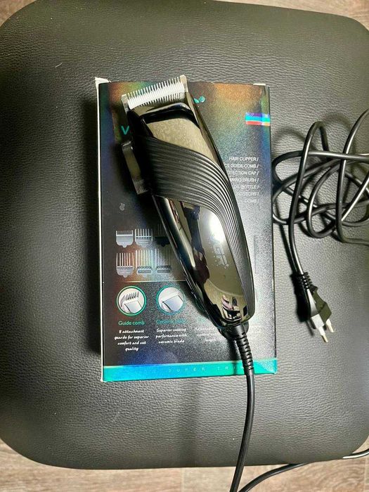 Машинка для стрижки з комплектом насадок та ножицями і гребінцем