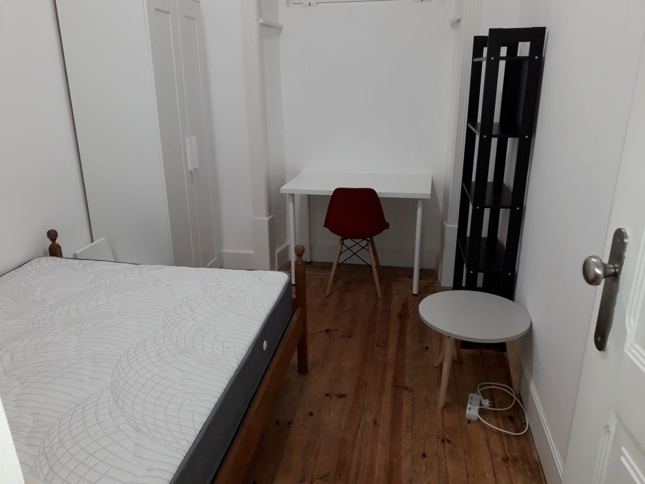 Quarto em Apart. (Próx Praça da República)