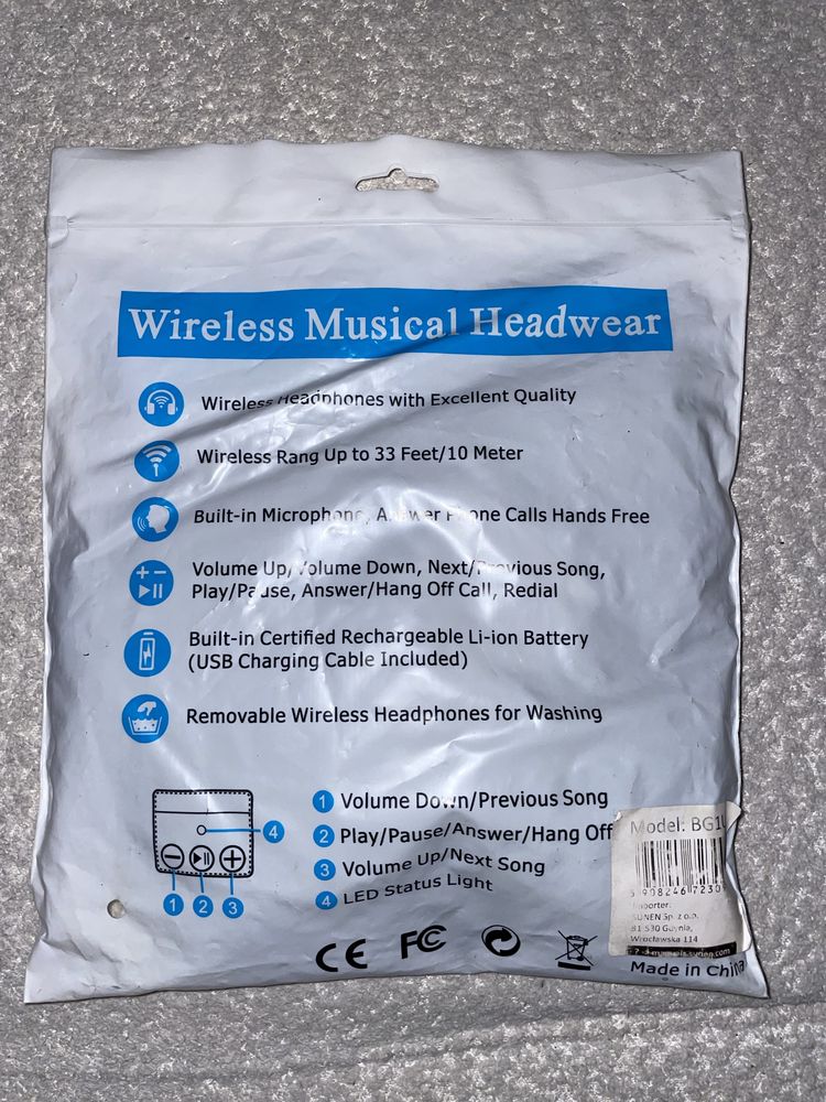czapka z wbudowanym mikrofonem i słuchawkami, ladowana na USB