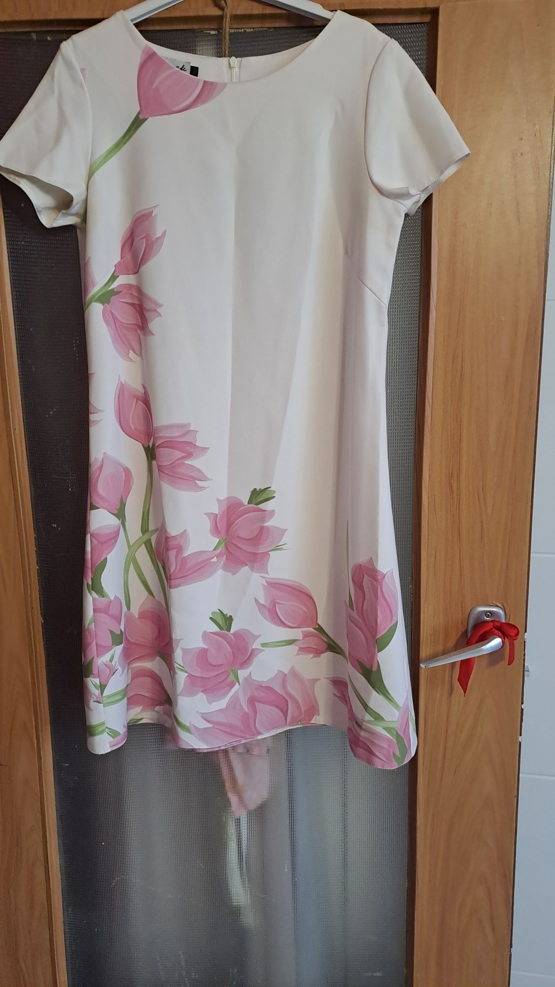 Elegancka sukienka w kwiaty