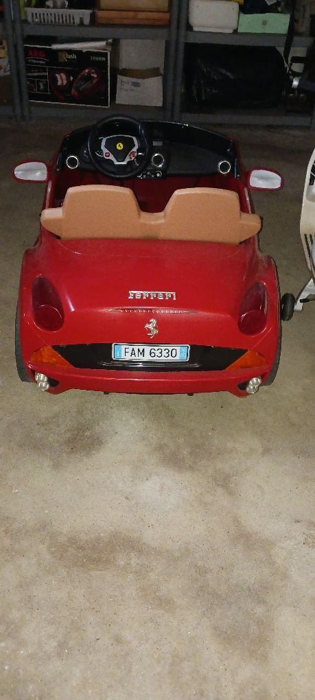 Carro ferrari dois lugares a bateria para crianca