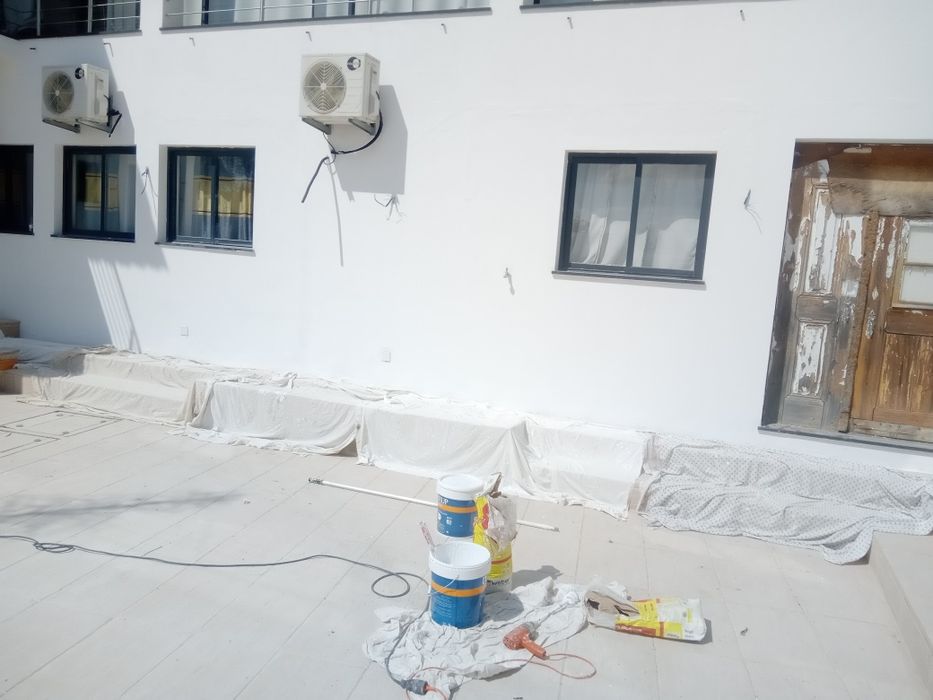 Realizo pequenas obras e pinturas