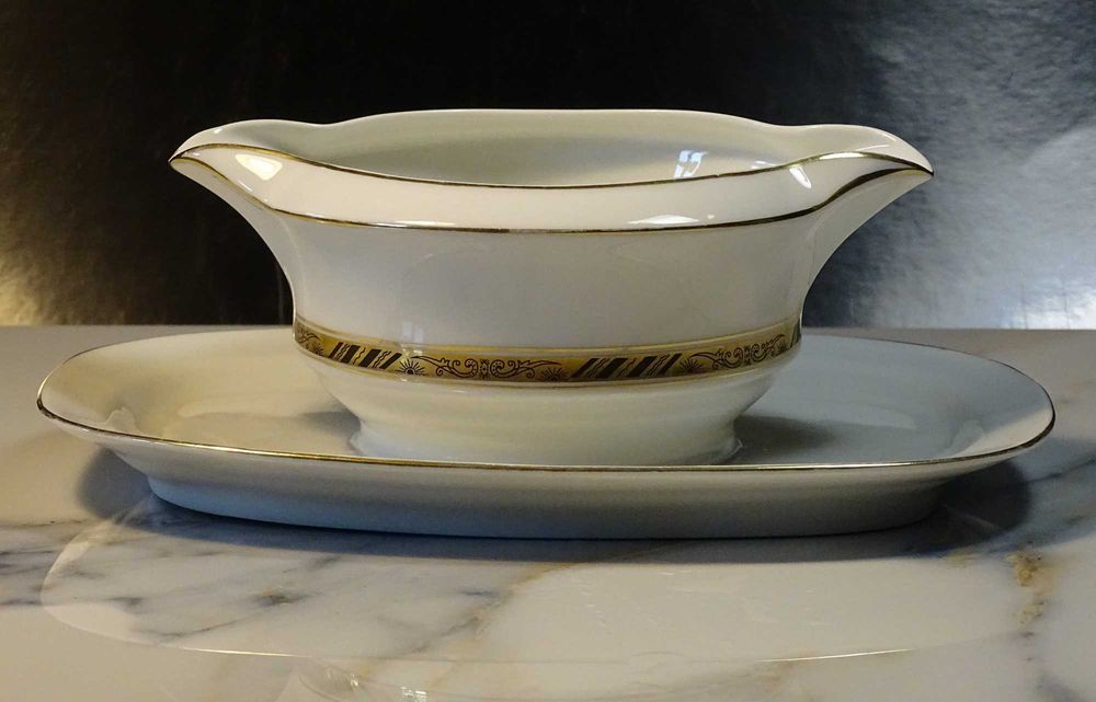 Przedwojenna porcelana Giesche (Katowice): elegancka sosjerka.