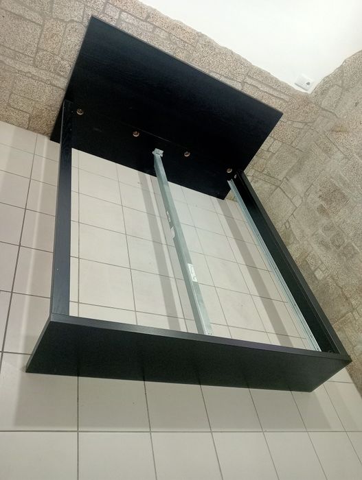 Estrutura de cama em preto