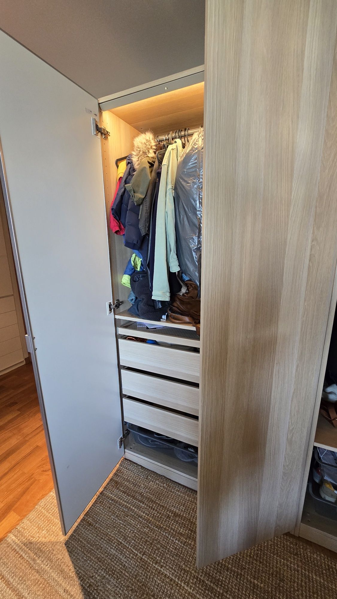 Roupeiro PAX IKEA com luz interior - Como novo (2024)
