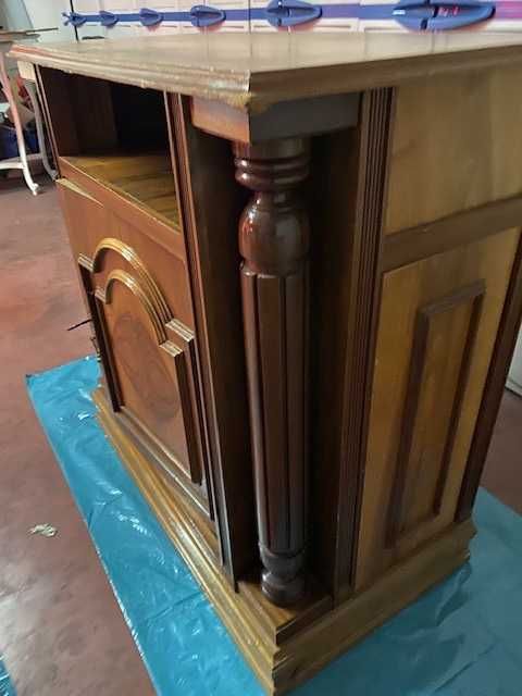 Móvel em madeira maciça para TV