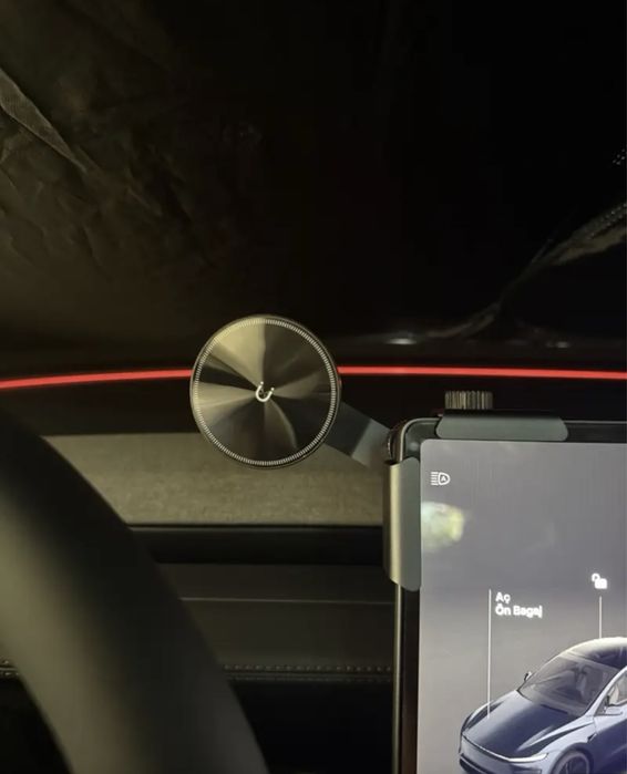Tesla y , 3 . Тримач для телефону