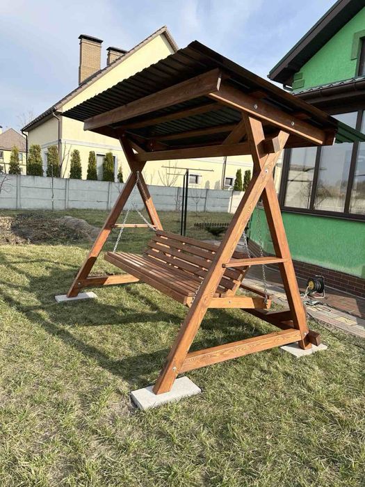 Гойдалка. Садова качелька. Деревяна качелька.