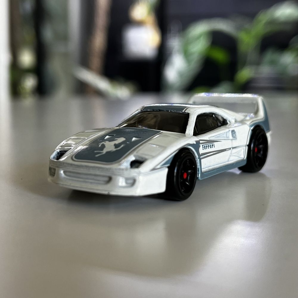 Hot Wheels Ferrari F40 (Racer, otwierana klapa)