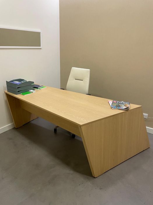 Secretaria em carvalho, marca Guialmi Origami, com 2257x1253mm.Tenho 3