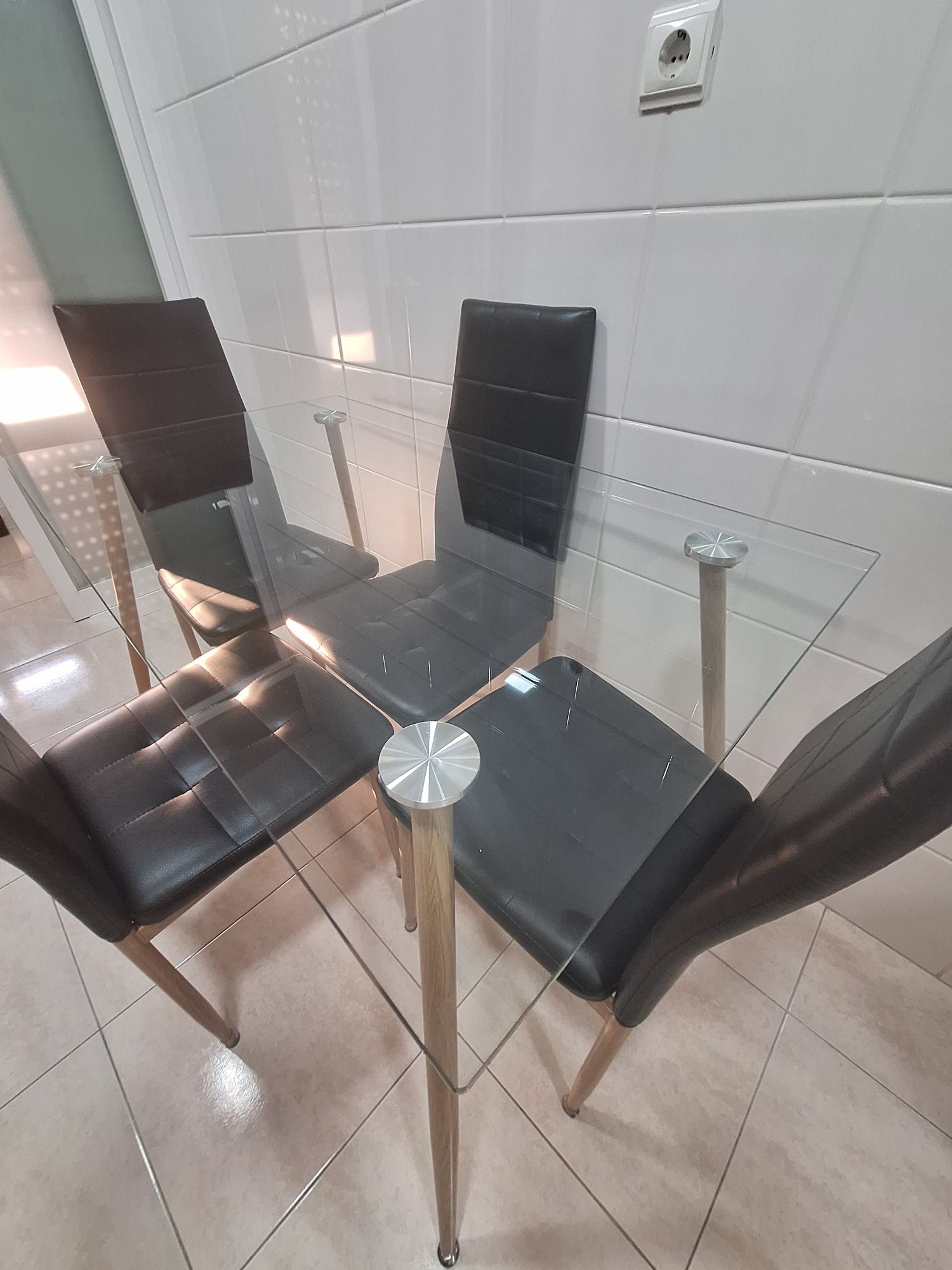 Conjunto de mesa e 4 cadeiras