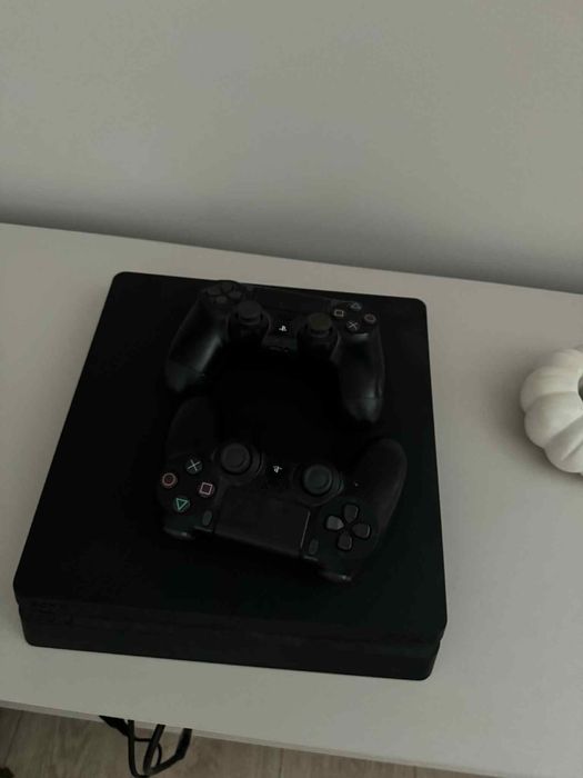 PS 4 + 2 pady - bardzo dobry stan