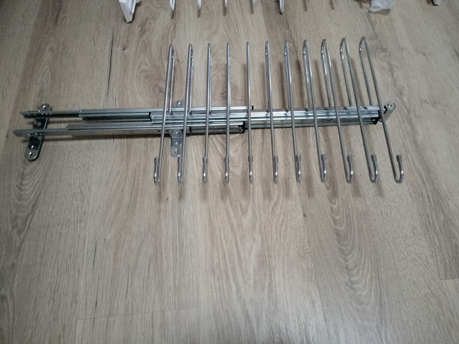 Dwa wieszaki do szafy