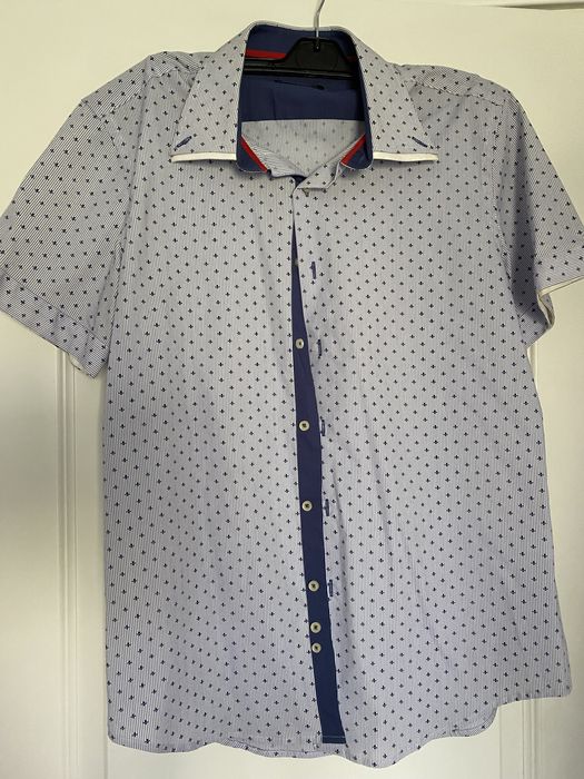 Várias camisas de vários tamanhos