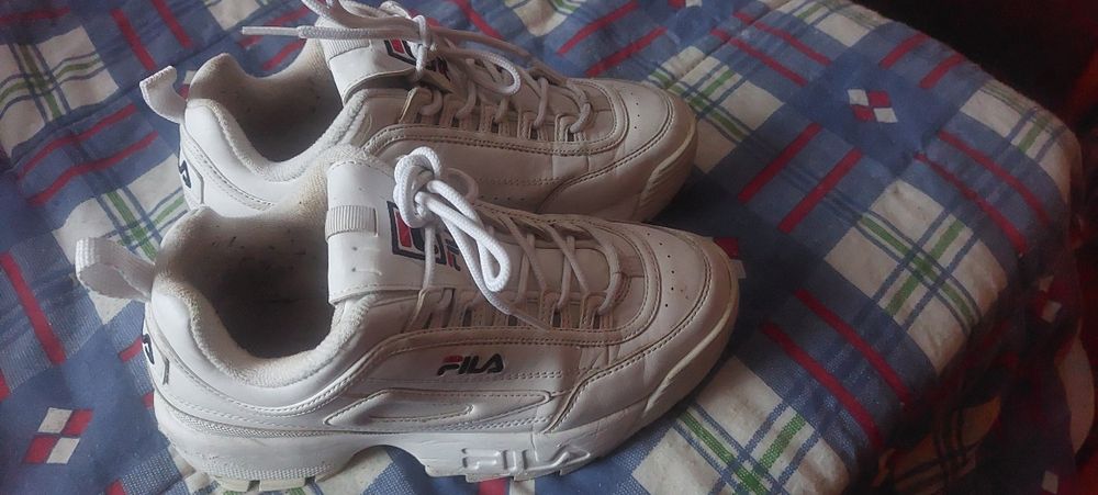 Sapatilhas fila com marcas de uso