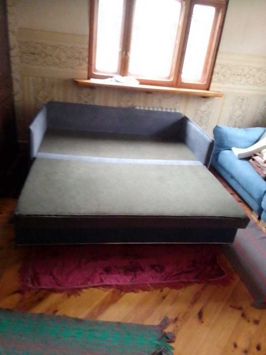 Диван с огромным спальным местом.