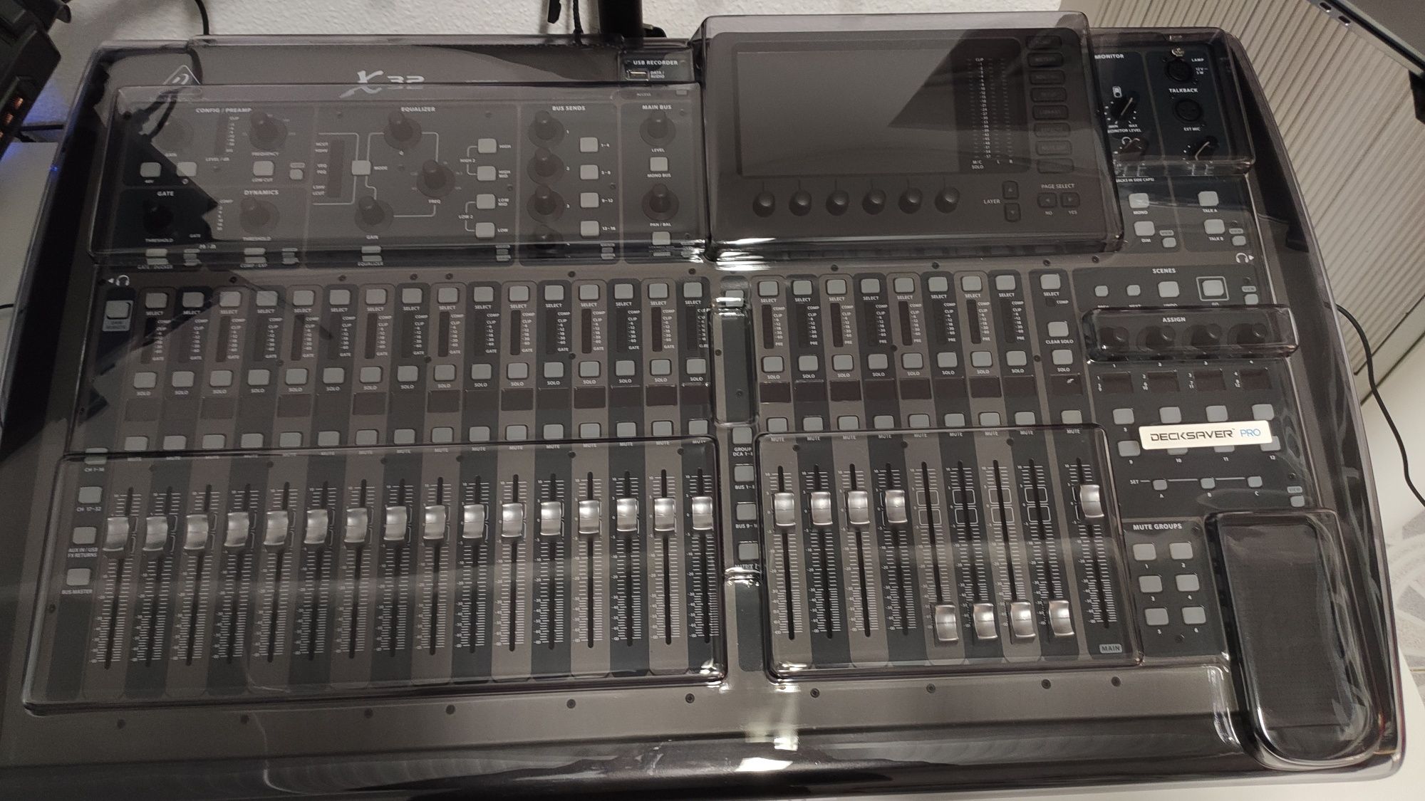 Behringer X32 + Case + X-Live Card + Decksaver – Como Nova!