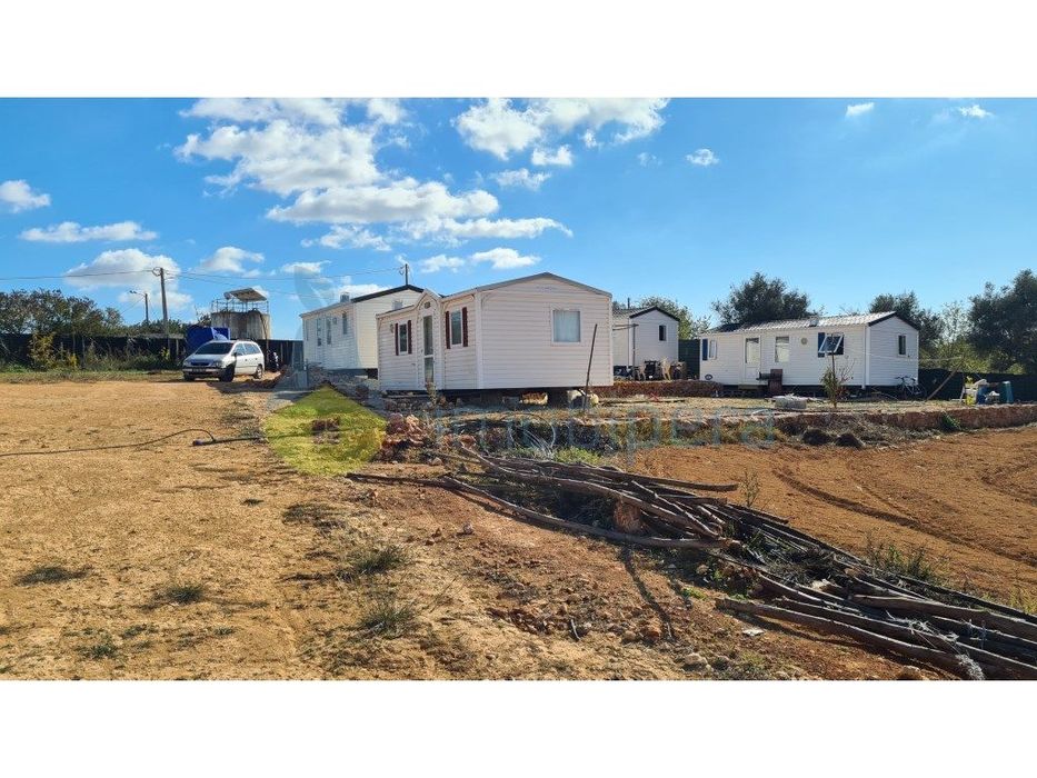Terreno com 15600m2 em Albufeira, com 10 casinhas amovíveis e com f...