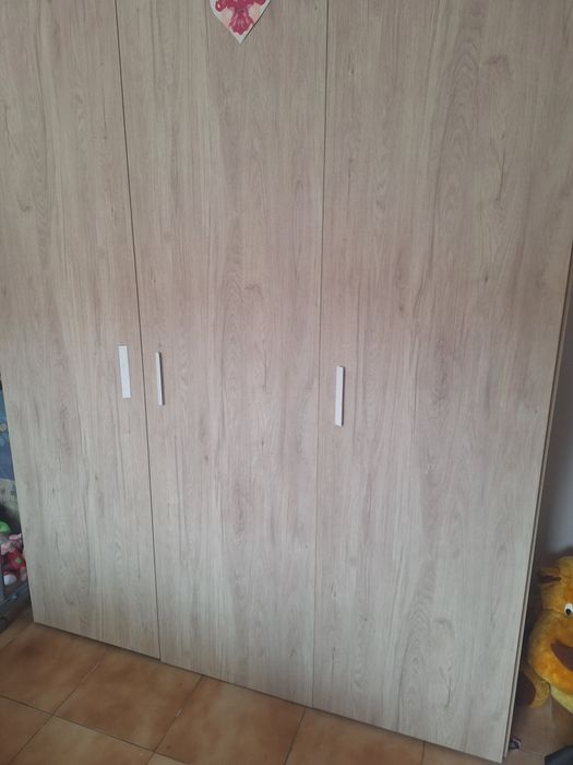 Vendo guardar roupa pouco tempo de uso .