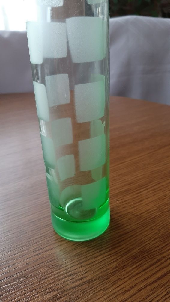 Szklany wazon PRL tuba,cylinder w kolorze uranowej zieleni.
