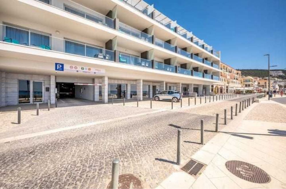 Apartamento na 1.ª linha com garagem e piscina