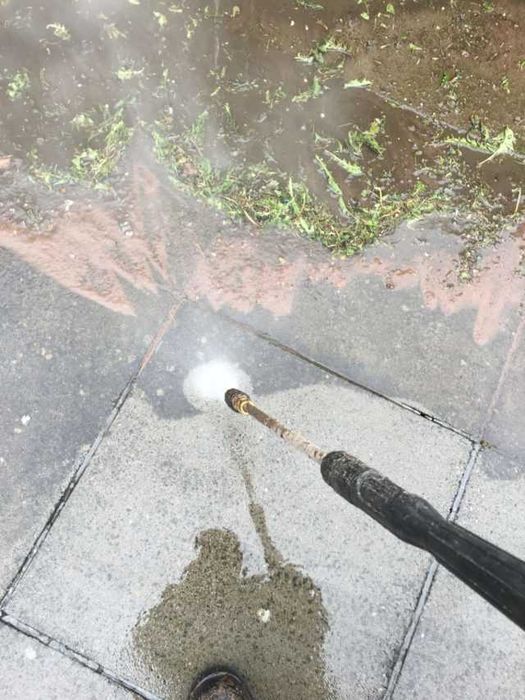 SERVICO DE LIMPEZAS A JATO PARA QUINTAL , CASAS , PREDIOS , E FACHADAS