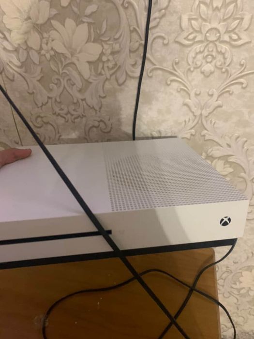 В продаже Xbox one s