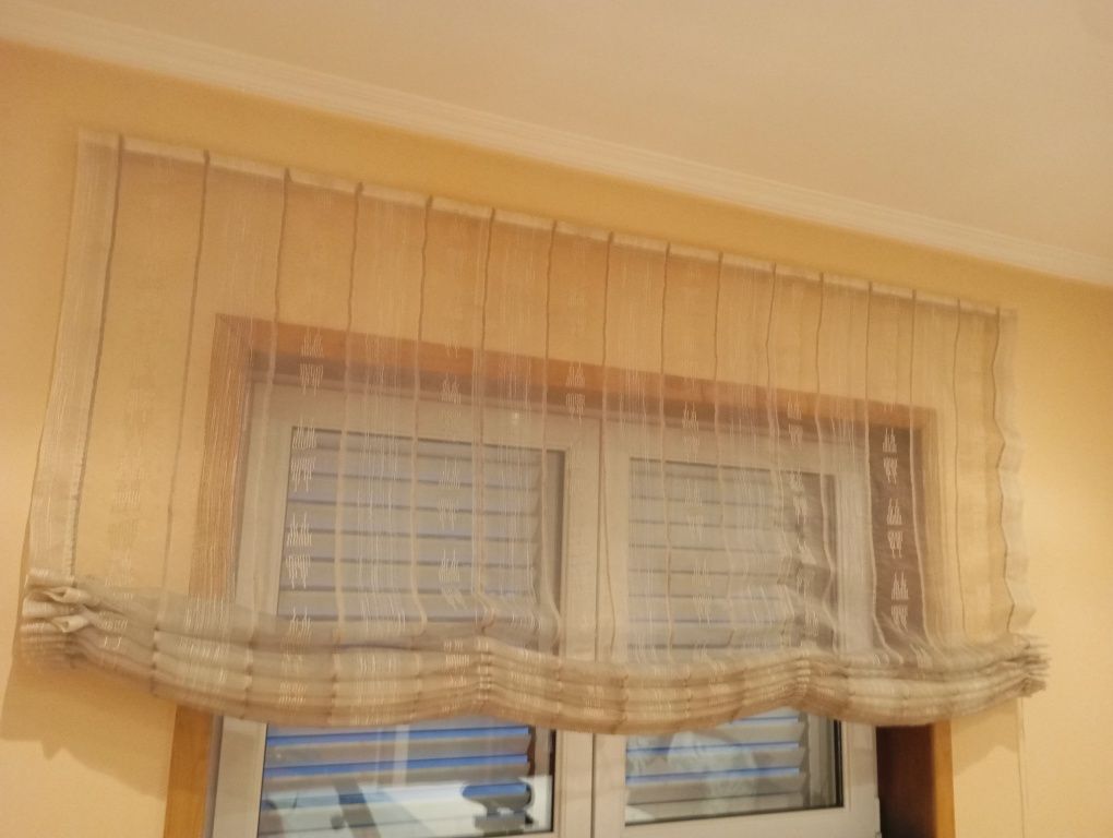 Duas cortinas tipo romanete
