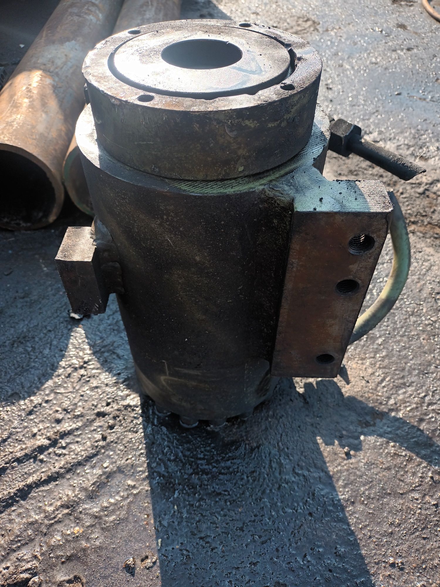Siłownik hydrauliczny dwustronny