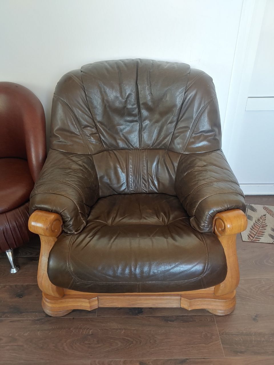 Велике шкіряне крісло для дому, офісу чи салону краси