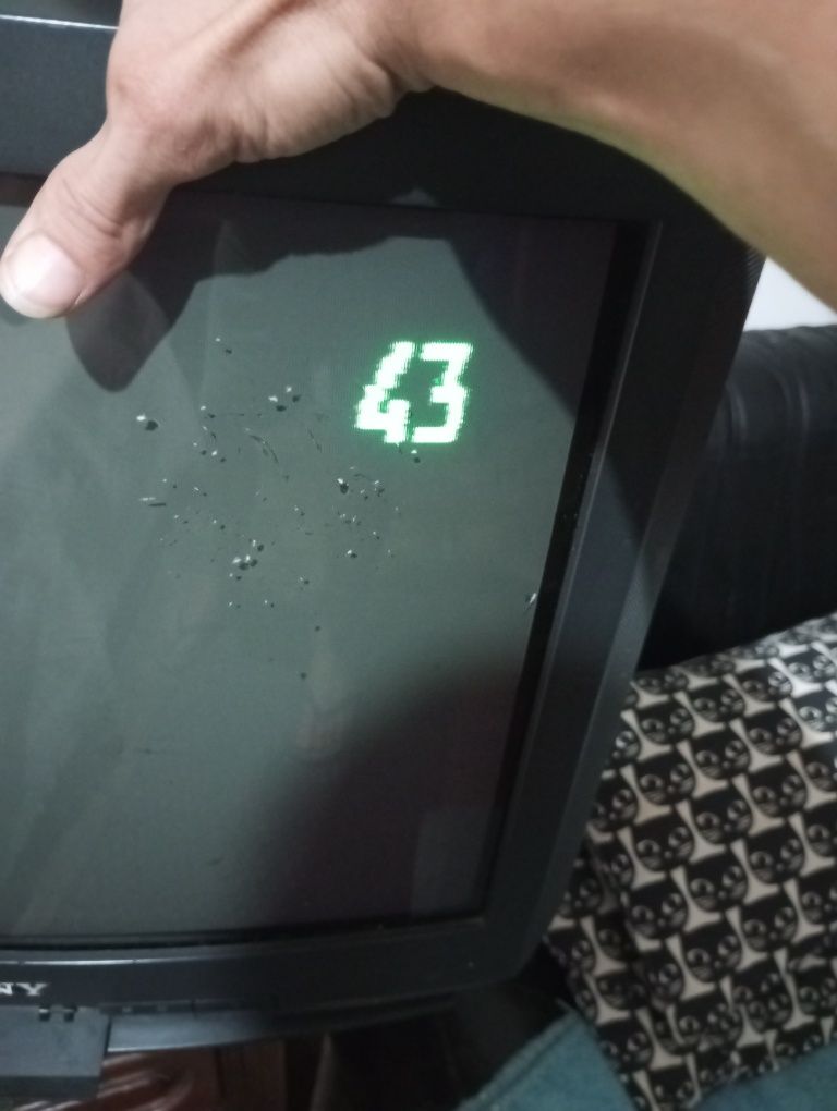 Televisão Sony antiga usada sem comando a funcionar perfeitamente