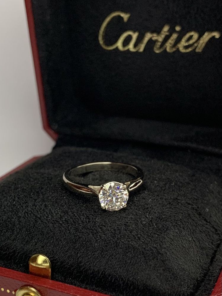 Каблучка в білому золоті з діамантом в стилі Cartier.