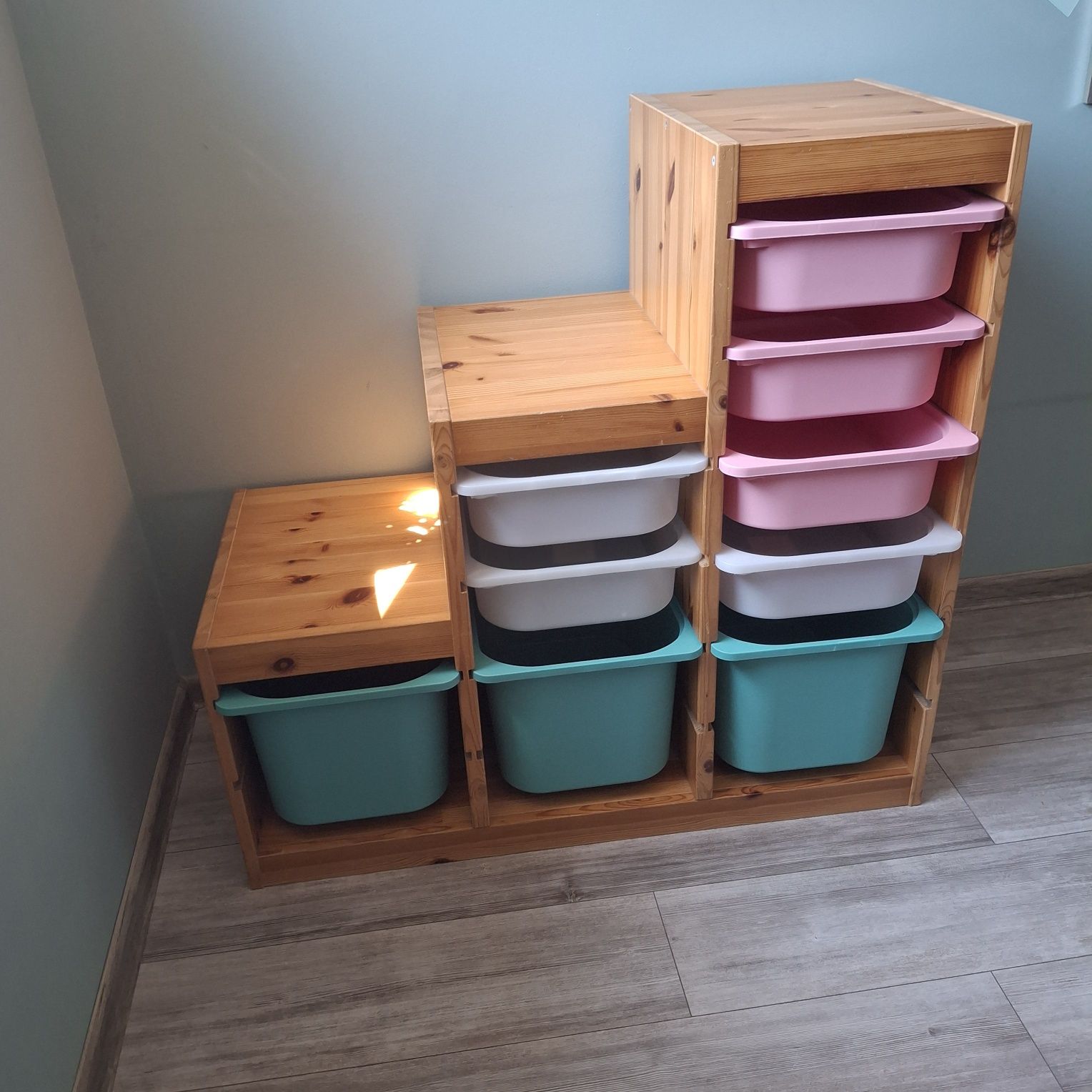 Półka Ikea Trofast z pojemnikami