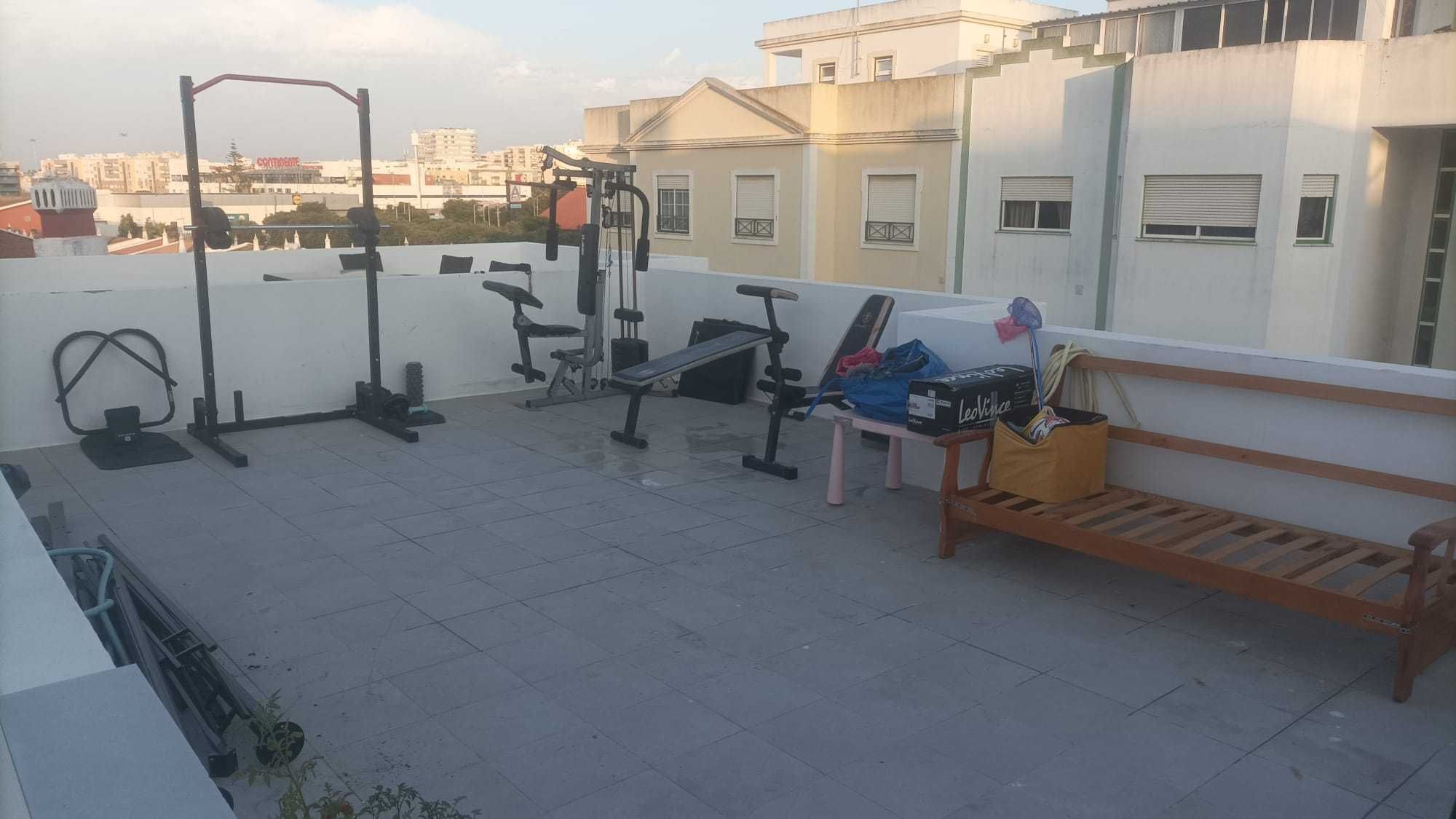 Quarto com cama de casal, individual em apto com ótima localização
