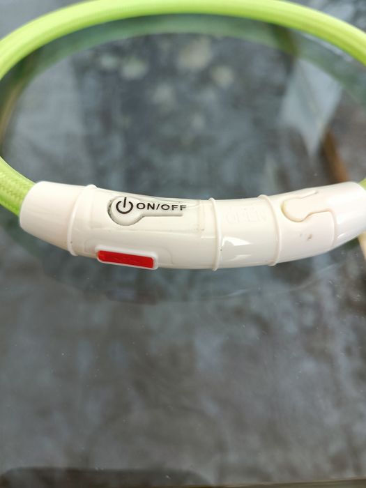 Obroża dla psa świecąca. Potrzebna ładowarka starszego typu. Świeci w