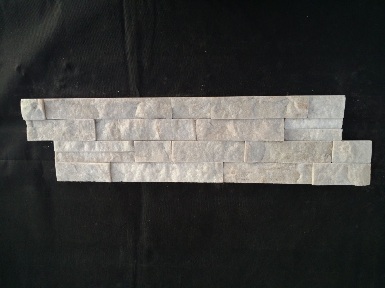 Kamień elewacyjny jasny beżowy naturalny łupek na ścianę mur elewację