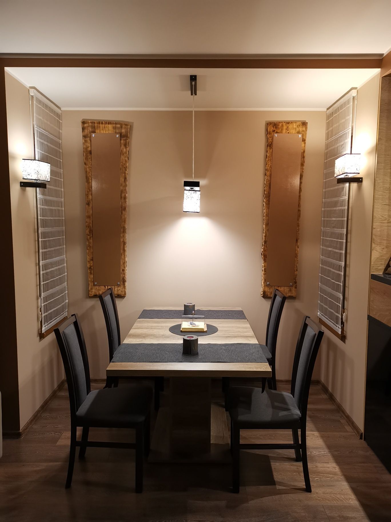 Stół rozkładany 160x90 plus 4 Krzesła komplet.