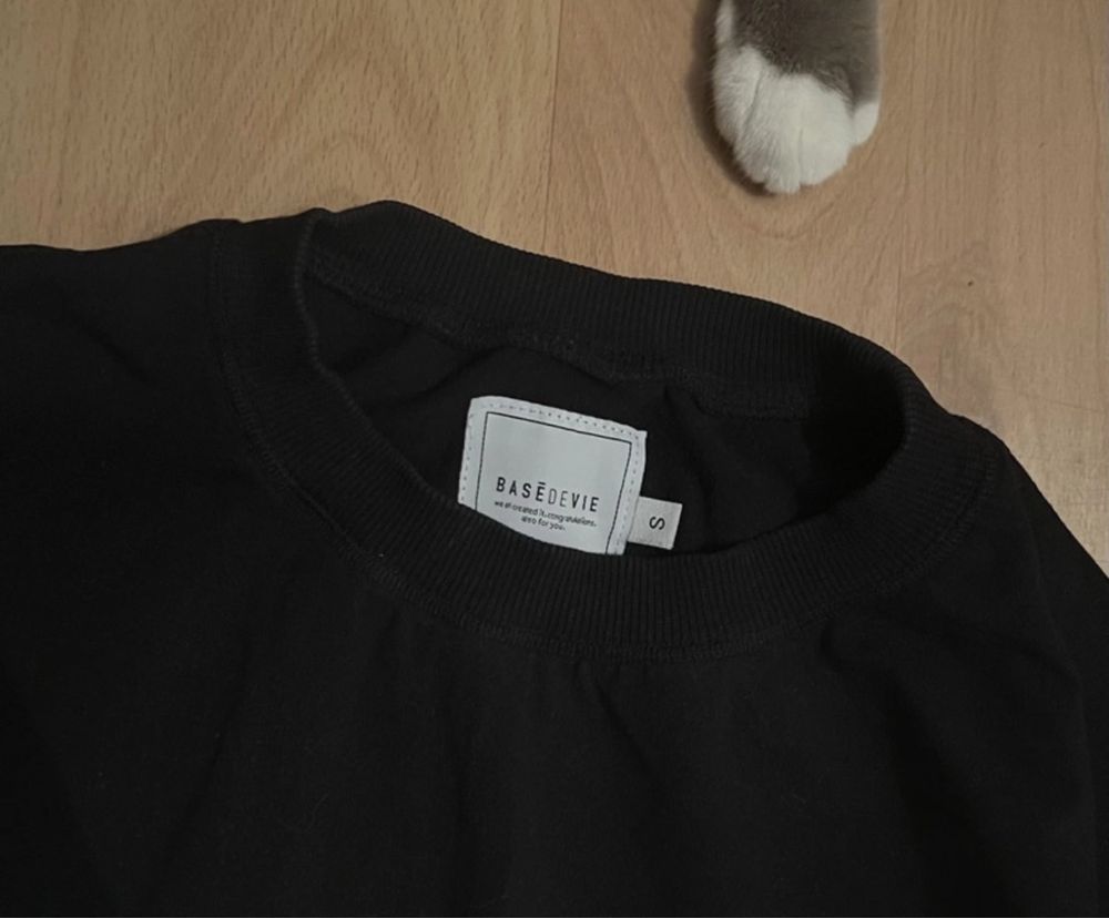 Czarny tees boxy koszulka Based Basé de Vie