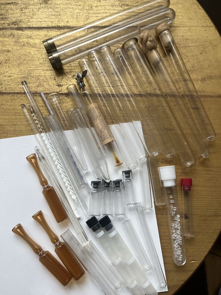 Lote de química e tubos de ensaio de antigos laboratório de análises
