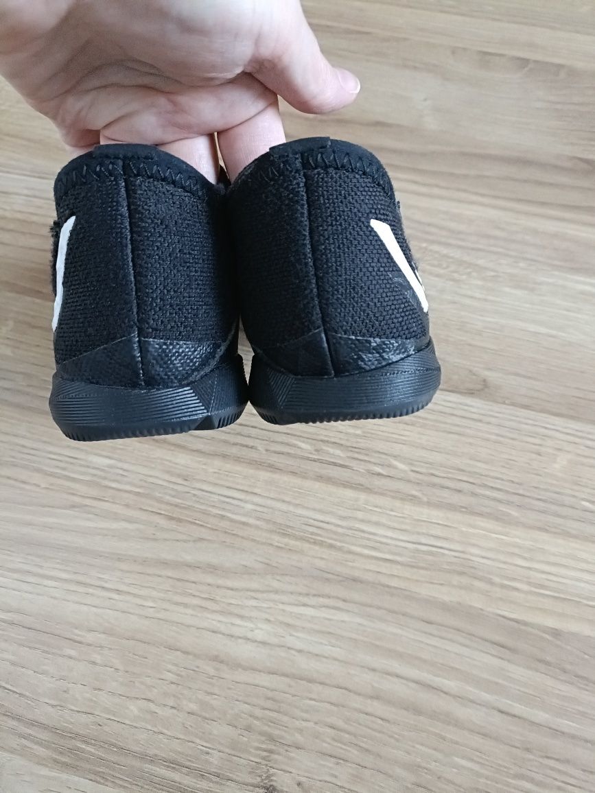 Buty halówki dla chłopca chłopięce na halę do gry w piłkę Adidas 28