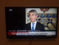 TV Led Panasonic 32" c/ comando e suporte