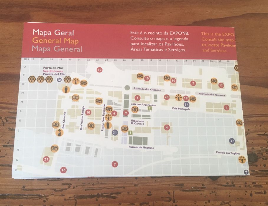 Vários pins ,mapa e postal do Gil da Expo 98 e Pins Expo 2000