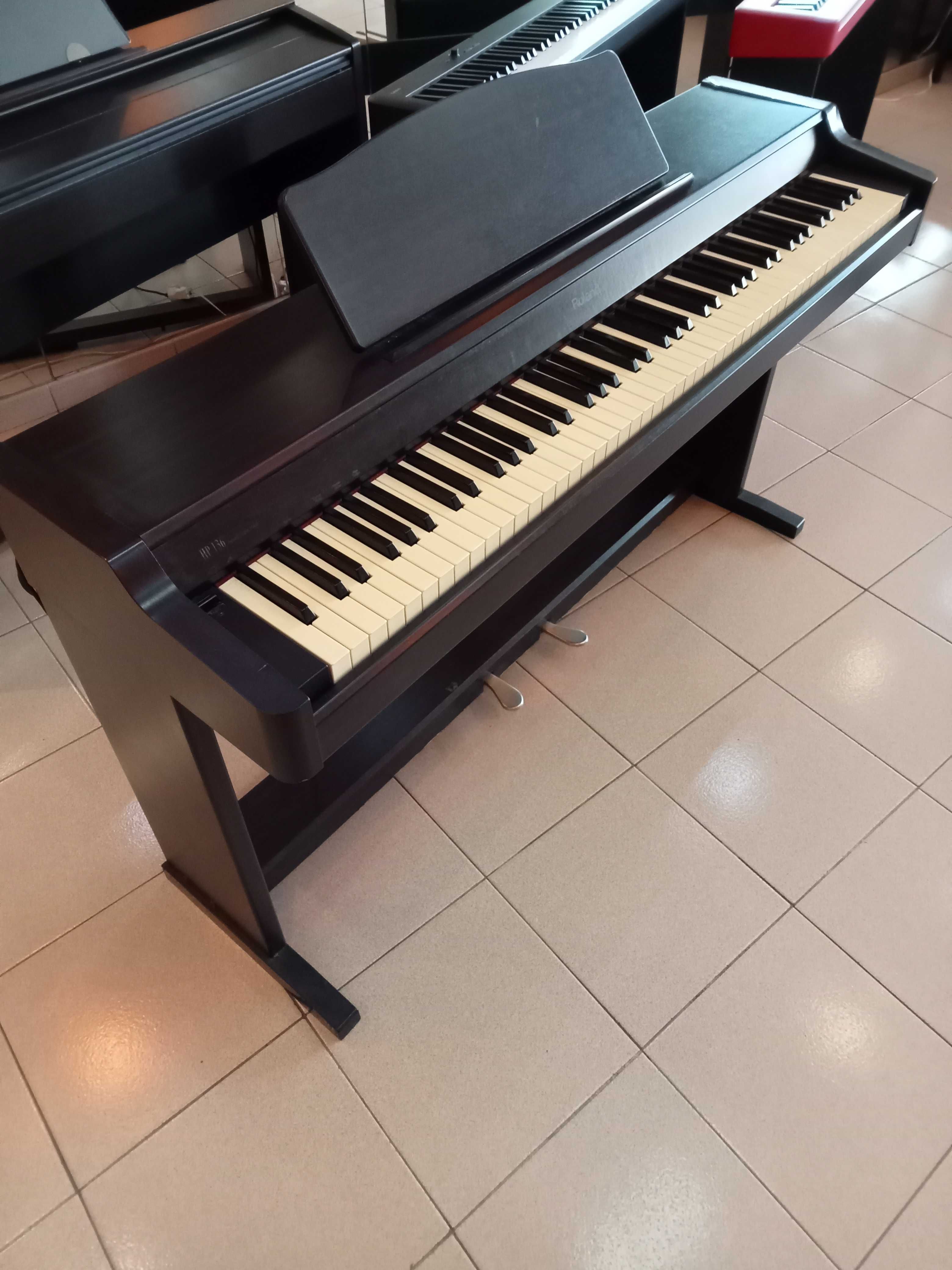 Piano ROLAND HP136