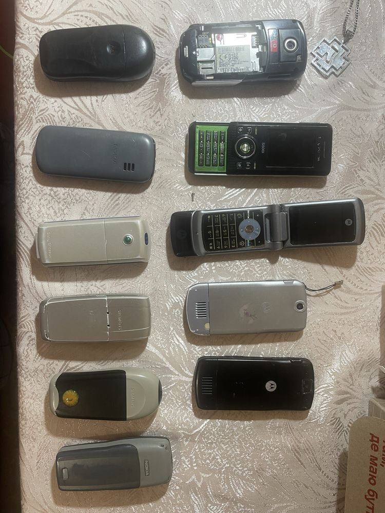 Лот різних телефонів.