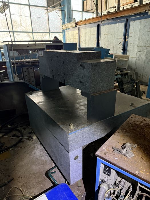 Стол гранитный .