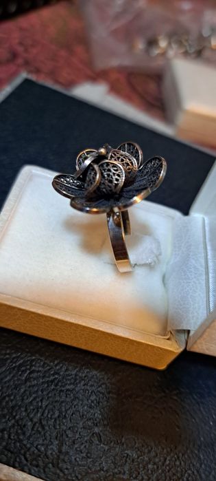 Anel filigrana em prata contrastada.