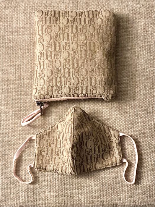 Bolsa com máscara.