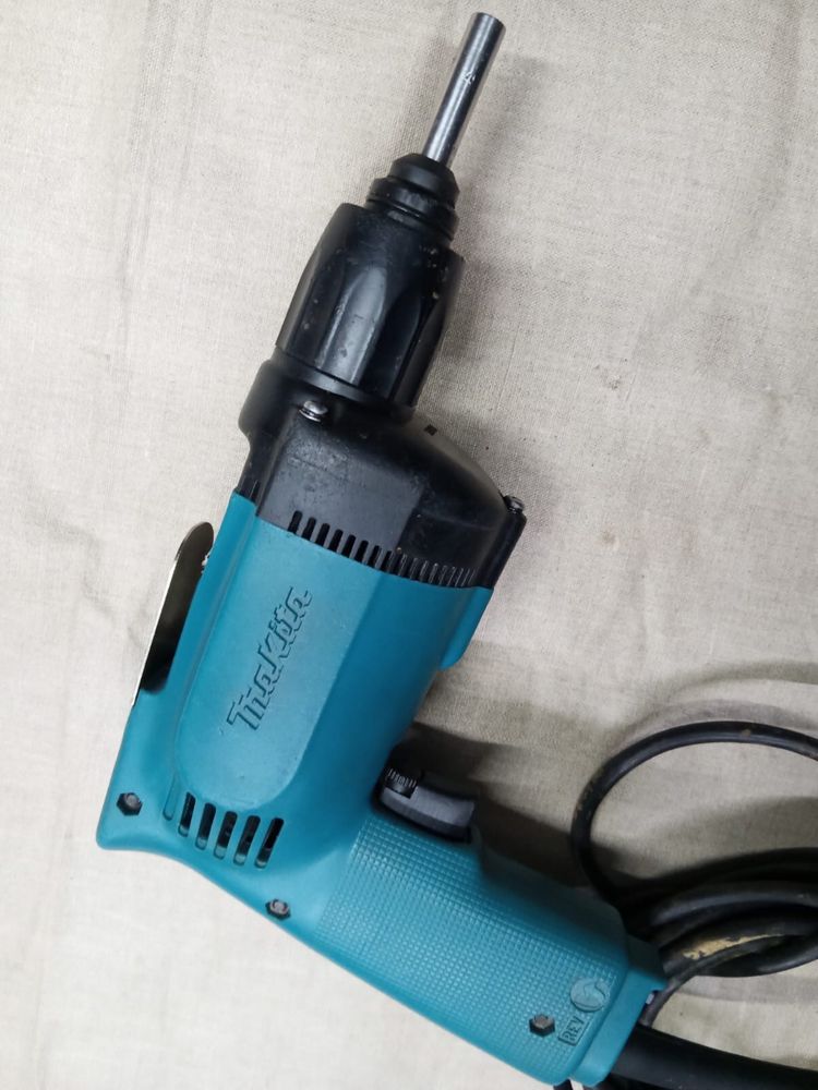 Wkrętarka sieciowa Makita 6822  . 570W
