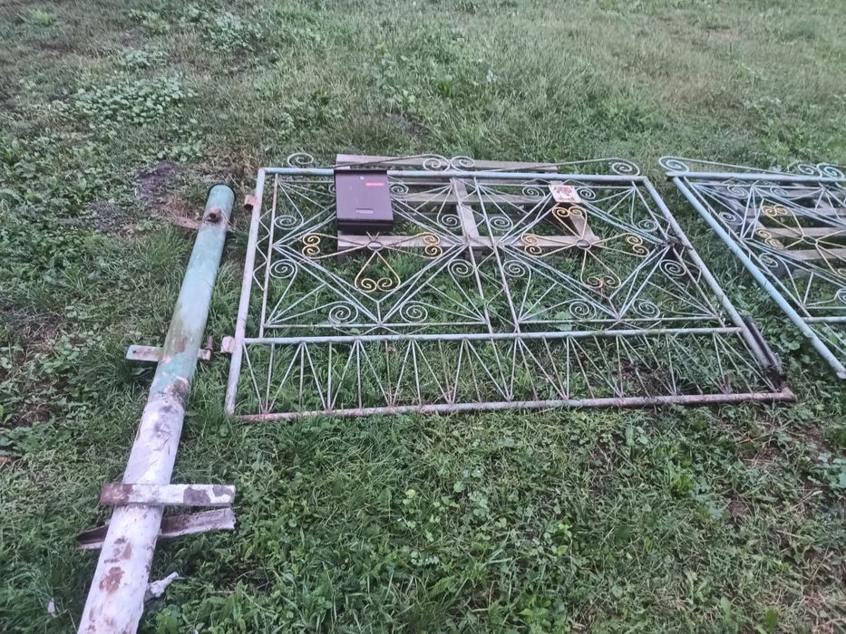 Solidna brama wjazdowa z furtką i słupkami