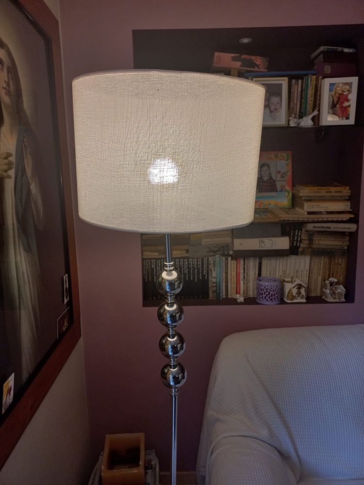 Srebrna Stylowa lampa pod podłogowa